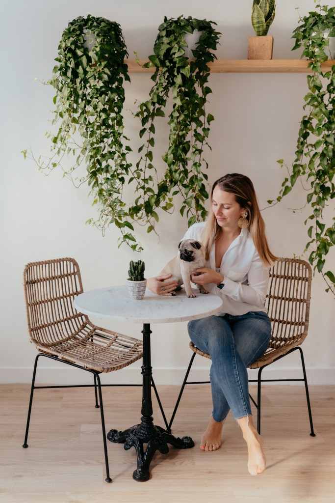 Emilie au bureau avec son chien